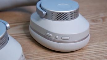 Nahaufnahme der Bedien- und Lautstärketasten an den kabellosen Cambridge Audio Melomania P100 SE Kopfhörern