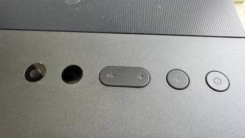 Крупный план домашних проекторов BenQ GP520 с элементами управления на верхней панели