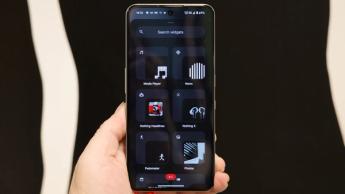 CMF Phone 2 Pro-smartphone fremviser widgets på startskærmen