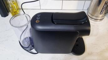 Máquina de café espresso L'OR Barista System em uma bancada de cozinha