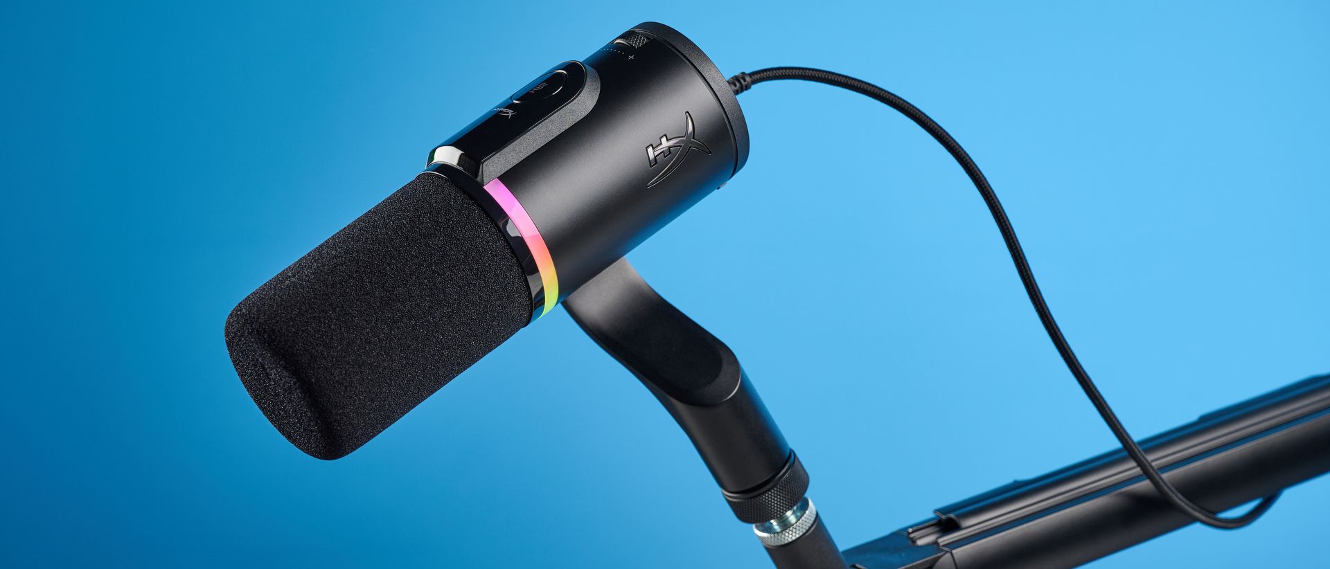Das HyperX Flipcast Streaming-Mikrofon an einem Schwenkarm mit RGB-LED-Panel, XLR- und USB-C-Anschlüssen