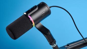 Das HyperX Flipcast Streaming-Mikrofon an einem Schwenkarm mit RGB-LED-Panel, XLR- und USB-C-Anschlüssen