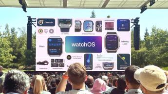Vista do público na WWDC 2024 com um grande ecrã a apresentar as novas funcionalidades do Apple Watch no watchOS 11