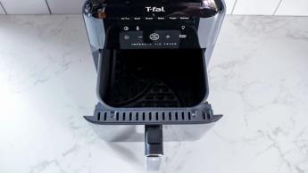 Fritadeira elétrica infravermelha T-Fal em uma bancada de cozinha