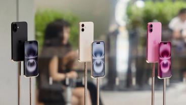 tre iPhone 16-smartphones som visas på ett bord