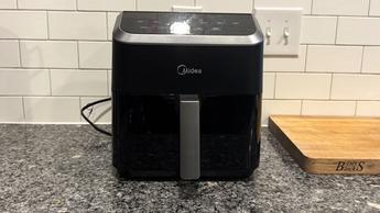 Freidora de aire Midea MAD53109APK de 5.5 cuartos sobre una encimera de cocina