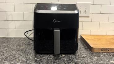 Freidora de aire Midea MAD53109APK de 5.5 cuartos sobre una encimera de cocina
