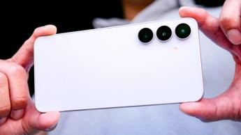 Pessoa segurando um smartphone Samsung Galaxy S5 FE para tirar uma foto