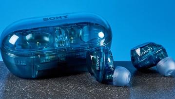 Hellblaue Sony WF-C710N kabellose Ohrhörer vor weißem Hintergrund