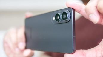 Una persona sacando una foto con el smartphone Samsung Galaxy S25 Edge
