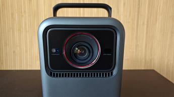 Крупный план объектива домашнего проектора Nebula X1