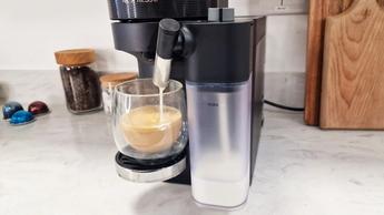 Máquina de café Nespresso Vertuo Lattissima despejando leite vaporizado em uma xícara