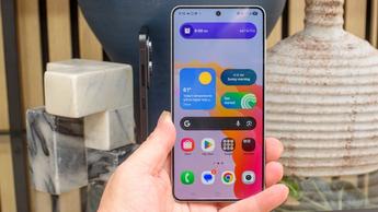 Samsung Galaxy S25 Edge in black, blue, and silver