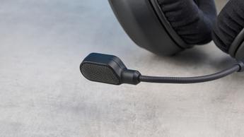 Et trådløst HyperX Cloud Alpha 2 gaming-headset med behagelige ørepuder