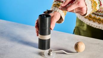 Moedor de café manual 1Zpresso Q Air sobre um fundo azul