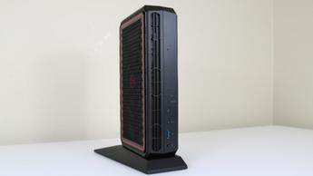 Framsidan av Minisforum AtomMan G7 PT mini-PC med fokus på de främre portarna