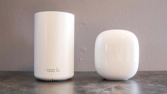 Nest Wifi Pro와 TP-Link Deco XE75 메시 Wi-Fi 라우터가 나란히 놓여 있습니다