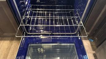 Estufa inteligente LG de gas deslizable LSGL6337F de 6.3 pies cúbicos con la puerta del horno abierta