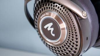 Focal Bathys MG kabellose Kopfhörer auf einem Tisch