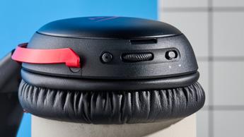 Ett svart och rött HyperX Cloud III S trådlöst gamingheadset med vadderade öronkåpor