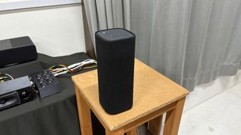 Саундбар Yamaha True X Surround 90A с тыловыми колонками и сабвуфером в обычной комнате с телевизором