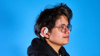 Tozo OpenEgo Open-Ear kabellose Ohrhörer vor blauem Hintergrund