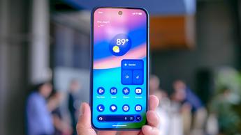 Pantalla de inicio del smartphone Google Pixel 10 con íconos de aplicaciones