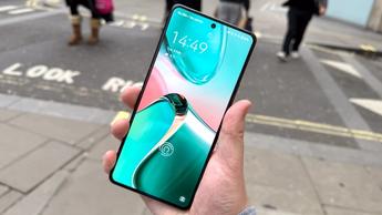Vista en primer plano de la pantalla del smartphone Asus Zenfone 12 Ultra