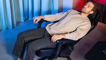 En person som slappnar av i en ergonomisk gamingstol från DXRacer Martian