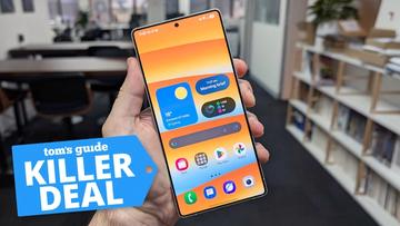 Samsung Galaxy S25 Ultra vises i hånden med kontorbaggrund og badge for tilbud