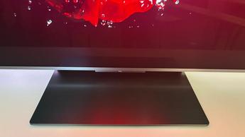 Крупный план подставки телевизора TCL C8K с логотипом TCL