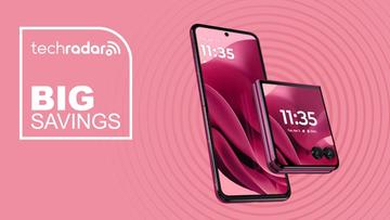 Smartphone Motorola Razr Ultra 2025 sobre fundo rosa com texto promocional de grande economia