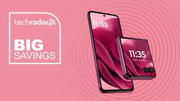Smartphone Motorola Razr Ultra 2025 sobre fondo rosa con texto promocional de grandes ahorros