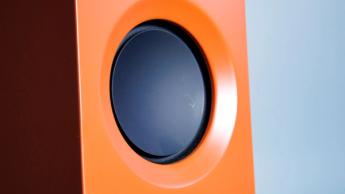 Nahaufnahme des Kanto Ren Lautsprechertreibers vor einer blauen Wand