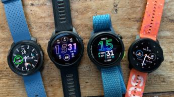 Fire GPS-løbeure – Polar Vantage M3, Garmin Forerunner 265, Coros Pace Pro og Suunto Race S – vist side om side