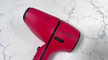 Secadora de cabello Revlon Airflow Control sobre una mesa de maquillaje