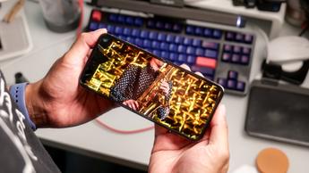 Motorola Razr Plus 2025 mostrando un video 4K HDR