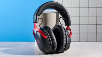 Ett svart och rött HyperX Cloud III S Wireless gamingheadset mot vit bakgrund