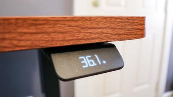 Vista en primer plano del mando de control del escritorio elevable Branch Duo