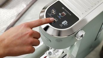 A máquina de espresso De'Longhi Dedica Duo na cor verde pistache com controles por touchscreen