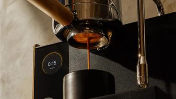 Máquina de café espresso Fellow Series 1 em uma bancada