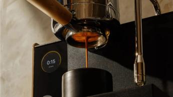 Macchina da caffè Fellow Espresso Series 1 su un piano della cucina