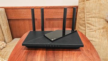 Tp-Link Archer AX55 wifi 6-router på ett skrivbord