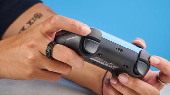 En GameSir Super Nova trådløs gaming-controller med blå farvegradient på hvid baggrund