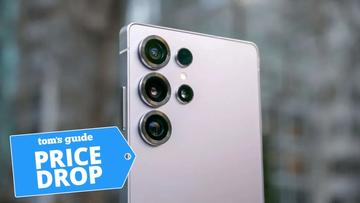 Samsung Galaxy S25 Ultra-smartphone med et Tom's Guide-tilbudsskilt