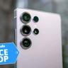 Samsung Galaxy S25 Ultra-smartphone med et Tom's Guide-tilbudsskilt