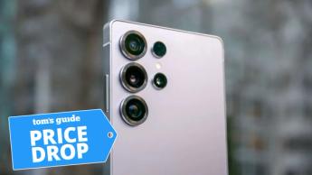 Samsung Galaxy S25 Ultra-smartphone med et Tom's Guide-tilbudsskilt
