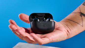 白い背景に置かれたFinal VR3000ワイヤレスゲーミングイヤホンのペア