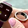 Apple Watch y Oura Ring uno al lado del otro para comparar el seguimiento de salud y actividad física