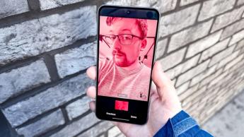 Smartphone Samsung Galaxy A56 con filtro de cámara personalizado aplicado